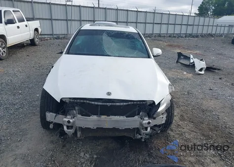 2018 Mercedes-Benz C 300 z USA, uszkodzony, nr VIN 55SWF4JB5JU268060